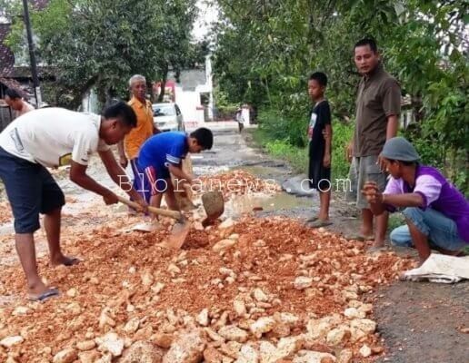 WARGA NGAWEN KERJA BAKTI URUG JALAN RUSAK PIPES – BERGOLO