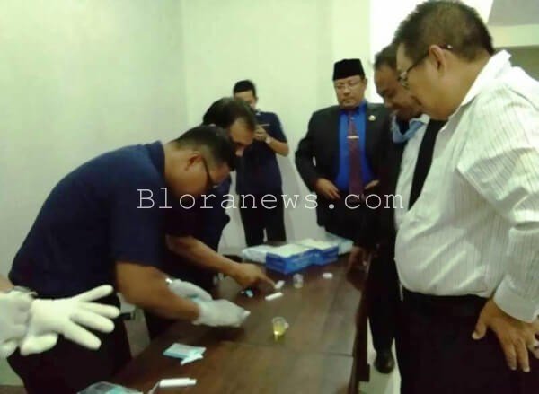 DARURAT NARKOTA , ANGGOTA DPRD BLORA JALANI TES URINE