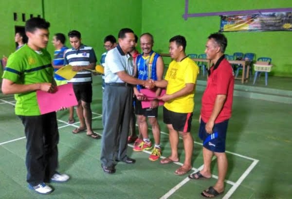 PARTAI FINAL TURNAMEN BULUTANGKIS KAPOLSEK TODANAN CUP I BERLANGSUNG SENGIT