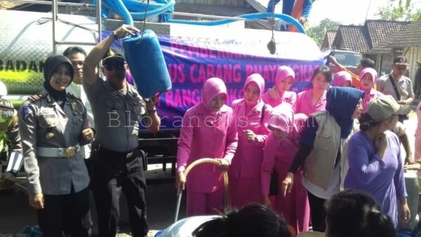 Jelang Hut Polantas Polwan Cantik Salurkan Air Bersih Ke Jepangrejo Blora Kota Bloranews 6240