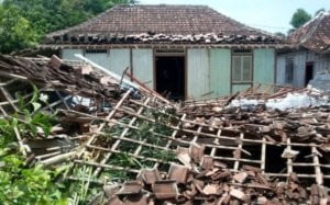 RUMAH ROBOH DI BAJO KEDUNGTUBAN, SATU ORANG TERTIMPA BANGUNAN