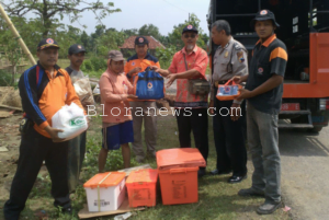 BPBD BLORA SERAHKAN BANTUAN KEPADA KORBAN HUJAN ANGIN DI BANJAREJO DAN KUNDURAN