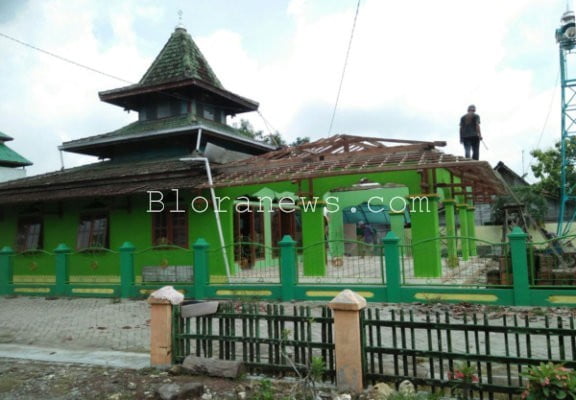 HANYA DI DUKUH KLATAK DESA DOPLANG, ANAK MUDA KERJA BAKTI REHAB ATAP MASJID