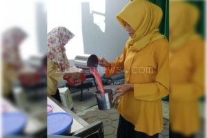 MAHASISWI INI TAK MALU JUALAN THAI TEA DI LOKASI GERAK JALAN