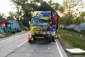 TABRAKAN BERUNTUN DI JALAN BLORA-NGAWEN AKIBATKAN KEMACETAN PARAH