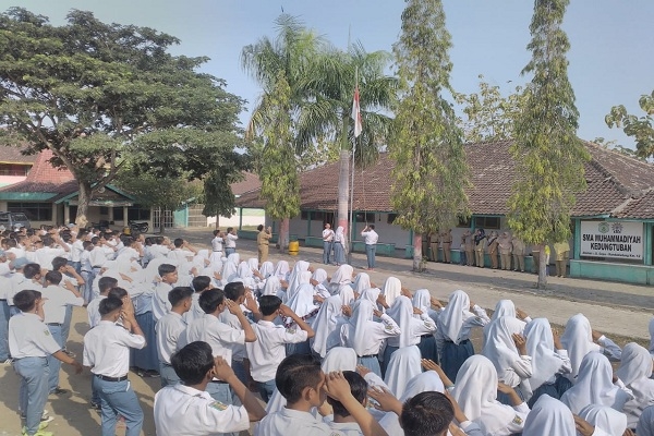 Upacara peringatan 90 Tahun Sumpah Pemuda di SMA Muhammadiyah Kedungtuban