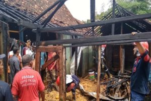 KEBAKARAN, BAGIAN BELAKANG RUMAH LUDES TERBAKAR