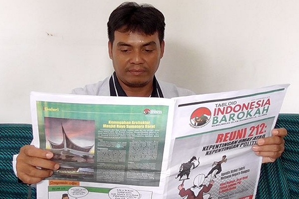 Ketua Bawaslu Blora, Lulus Mariyonan membaca Tabloid Indonesia Barokah