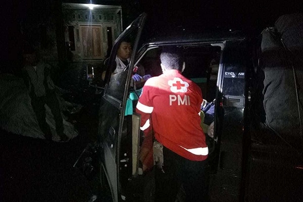 Evakuasi korban kecelakaan di ruas jalan raya Sragen-Ngawi