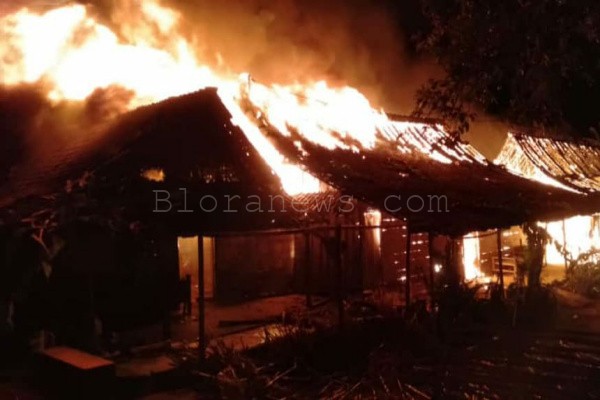 Kebakaran hebat meluluhlantakkan 7 rumah di Dusun Jajar RT 01 RW 07 Desa Pengkolrejo Kecamatan Japah, Kabupaten Blora