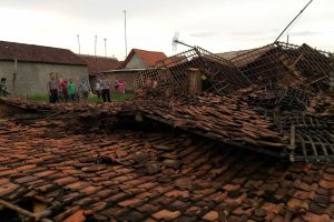 5 RUMAH LULUH LANTAK DITERJANG ANGIN KENCANG