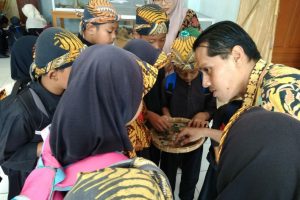 CINTAI SEJARAH LOKAL, SISWA SD SASMITA EDUKASI KUNJUNGI RUMAH ARTEFAK