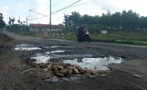 JALAN TODANAN – PUCAKWANGI SEMPIT DAN BERLUBANG