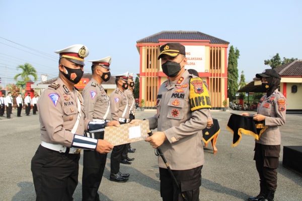 BERHASIL UNGKAP KASUS TABRAK LARI, KAPOLRES BERIKAN PENGHARGAAN ANGGOTA