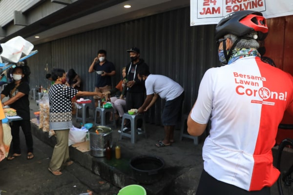 LAKUKAN SWEEPING, GANJAR BUBARKAN WARGA YANG NGEYEL MAKAN DI WARUNG