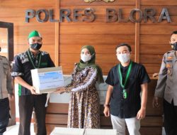 GANDENG ORGANISASI MAHASISWA, POLRES BLORA SERAHKAN BANTUAN SEMBAKO UNTUK PEKERJA SENI