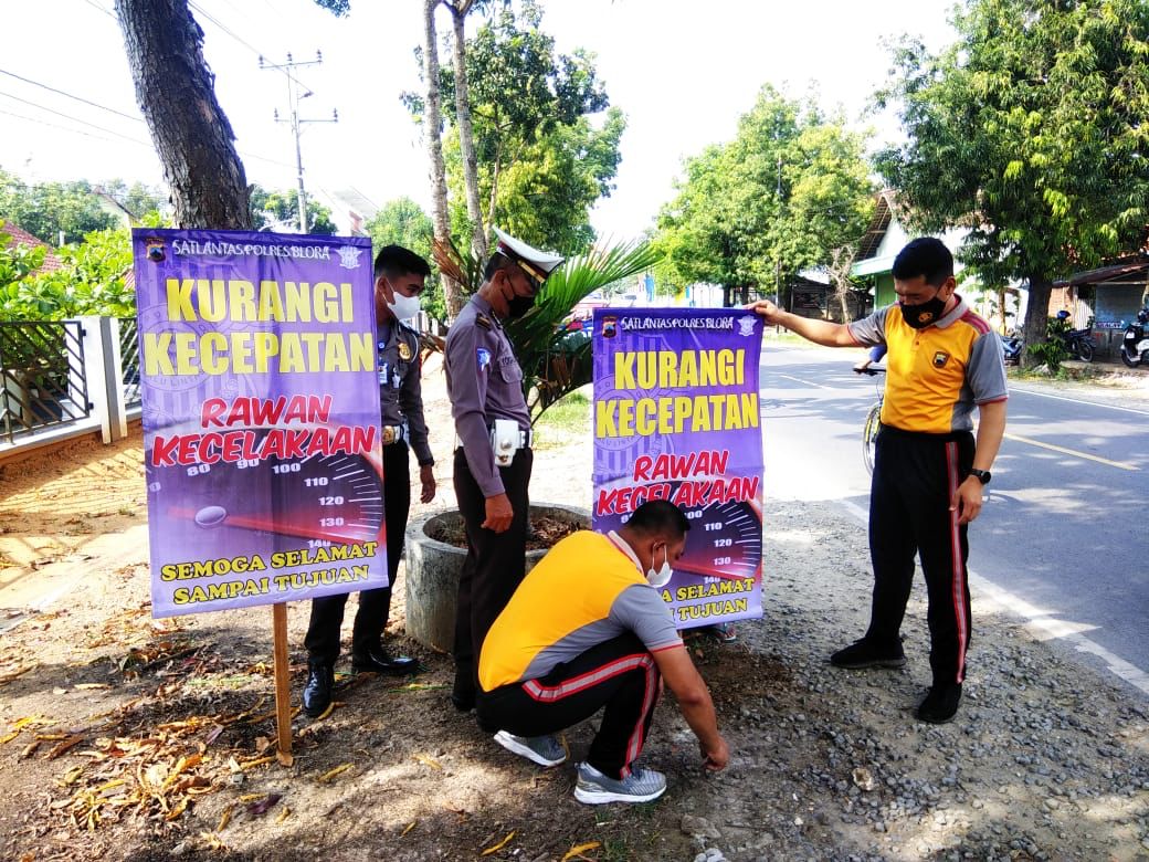 MINIMALISIR LAKA DI DAERAH RAWAN, SATLANTAS POLRES BLORA PASANG BANNER ...