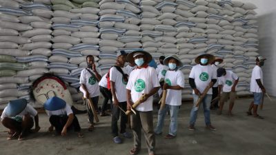 Petani asal Cilacap, Sukardi dalam acara Peluncuran Badan Usaha Milik Petani (BUMP) PT Wijaya Kusuma Pangan Mandiri, mengatakan bahwa petani di sini omzetnya telah menembus 2 miliar dengan modal 200 juta.