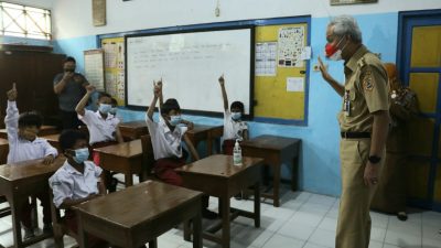 Pemerintah Provinsi Jawa Tengah melaksanakan vaksinasi Covid-19 untuk anak usia 6-11 tahun di Kota Pekalongan.