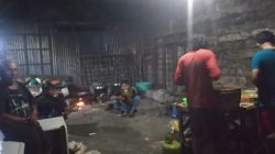 Tidak seperti layaknya warung makan, Warung Sego Patinan selalu rame pengunjung setiap malamnya. Warung yang buka setiap pukul 12 malam itu tidak pernah sepi pengunjung.