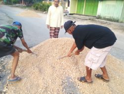 PENANGANAN LELET, POKDARWIS BERSAMA WARGA GOTONG ROYONG PERBAIKI JALAN RUSAK