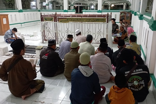 Makam Sunan Pojok Blora ramai pengunjung. Makam yang terletak di jantung kota tepatnya di sebelah selatan Alun-alun Blora atau depan Koplakan menjadi salah satu pilihan warga Blora untuk berziarah.