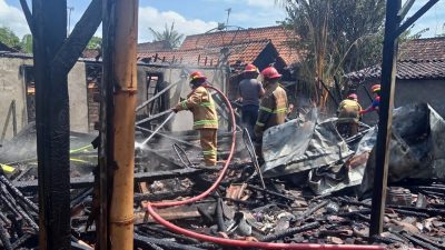 Rumah milik Siti Nur Hayatun (33) warga RT 004/RW 005 Desa Tambahrejo, Kecamatan Tunjungan, Kabupaten Blora lenyap terbakar pada saat lebaran hari raya idul fitri 1443 H. Kebakaran rumah diketahui oleh warga sekitar pukul 09:00 WIB, Senin (2/5).