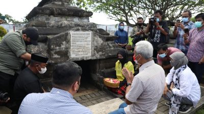 Guna mengenang para jasa pahlawan, Gubernur Jawa Tengah Ganjar Pranowo berkunjung ke Sulawesi Selatan untuk berziarah ke makam pahlawan nasional, yaitu Sultan Hasanuddin yang berada di Kabupaten Gowa, Sabtu (7/5). Setelah ziarah ke makam Pangeran Diponegoro pada Jum'at (6/5) kemarin.