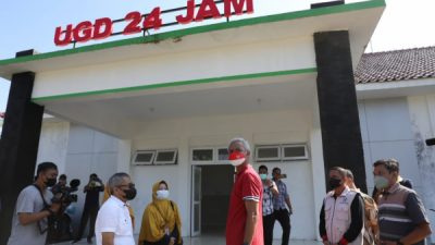 Sejumlah temuan berupa retakan tembok, cat dinding tak rata, plafon bocor dan lantai keramik pecah menjadi sorotan Gubernur Ganjar saat melakukan sidak pembangunan Puskesmas Jeruklegi Kabupaten Cilacap, Sabtu (28/5). 