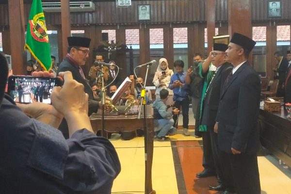 Pergantian Antar Waktu (PAW) Setiyadji Setiyawidjaya kepada Darwanto dari Partai Gerindra telah dilaksanakan, Kamis (9/6) lalu. Dilaksanakan dalam rapat paripurna yang dipimpin oleh Ketua DPRD Blora, M Dasum. 