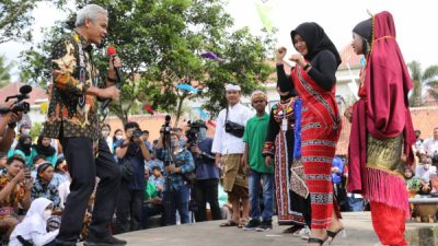 PELAJAR DARI BERBAGAI DAERAH MENARI MAUMERE BERSAMA