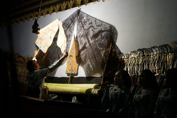 Setelah vakum kurang lebih dua tahun karena pandemi, Pementasan wayang kulit di Pendopo Rumah Dinas Bupati akan kembali digelar. Hal itu sesuai penyampaian Bupati Arief saat menghadiri pentas wayang kulit 1 Muharram 1444 H di Kelurahan Mlangsen, Sabtu (30/7) malam.