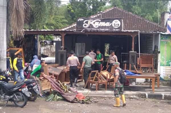 Warung kopi Kuma di Jalan RSU Cepu rusak akibat banjir.