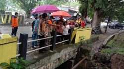 Gubernur Jawa Tengah, Ganjar Pranowo saat meninjau sungai penyebab banjir di Kecamatan Cepu.