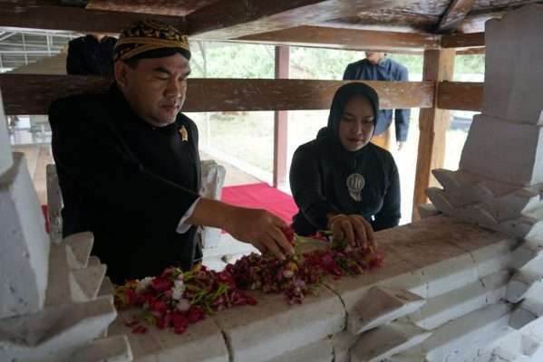 Bupati dan Wakil Bupati menabur bunga di makam leluhur.