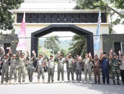 ESTETIK! SATPOL BERGANDENGAN TANGAN MELINGKARI GUNUNG TIDAR