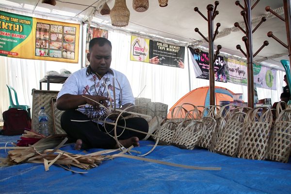 KERAJINAN ANYAMAN BAMBU DESA KEDUNGSATRIYAN TEMBUS PASAR MALAYSIA