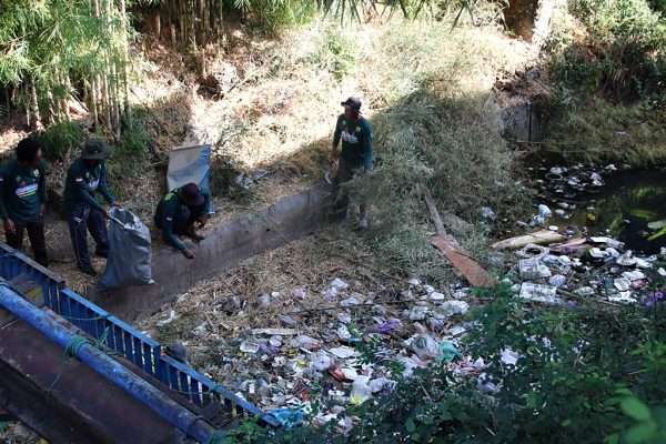 HARI SUNGAI NASIONAL, RATUSAN RELAWAN BERSIHKAN SUNGAI GROJOGAN