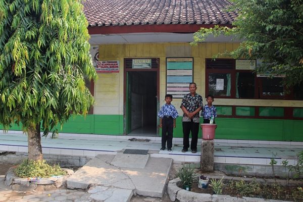 SD BERDINDING KAYU DI SAMBONG HANYA DIHUNI 49 SISWA, KELAS 6 HANYA 2 SISWA