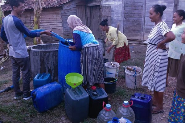 PEDULI KEKERINGAN, FORUM PEMUDA BLORA SALURKAN 50 TANGKI AIR BERSIH