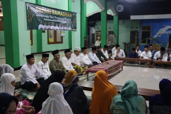 SAHUR BARENG BUPATI, WARGA SAMBONG MINTA JALANNYA DIBANGUN