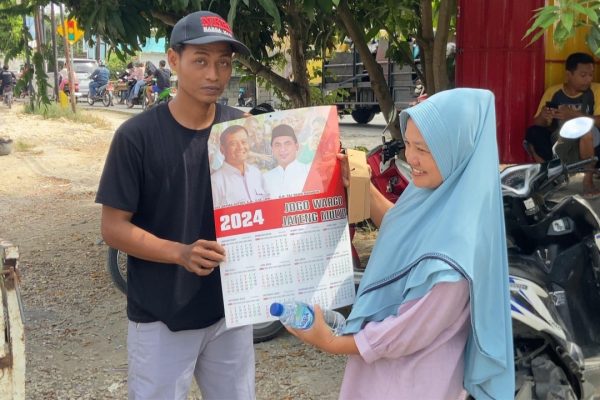 RELAWAN AHMAD LUTHFI BAGIKAN NASI BUNGKUS DAN KALENDER DI TUNJUNGAN BLORA