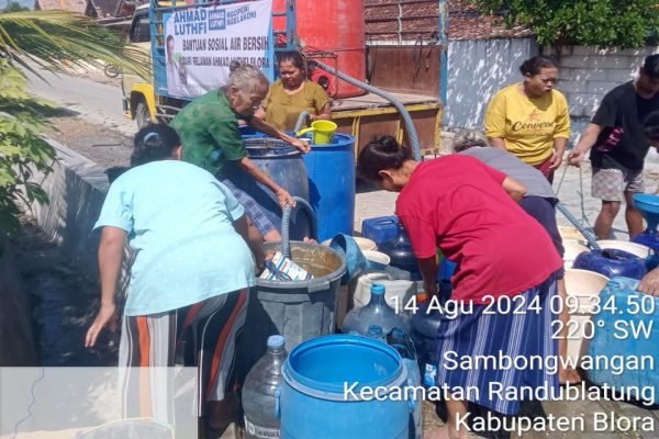 RUMAH RELAWAN AHMAD LUTHFI BERIKAN BANTUAN AIR BERSIH ATASI KEKERINGAN