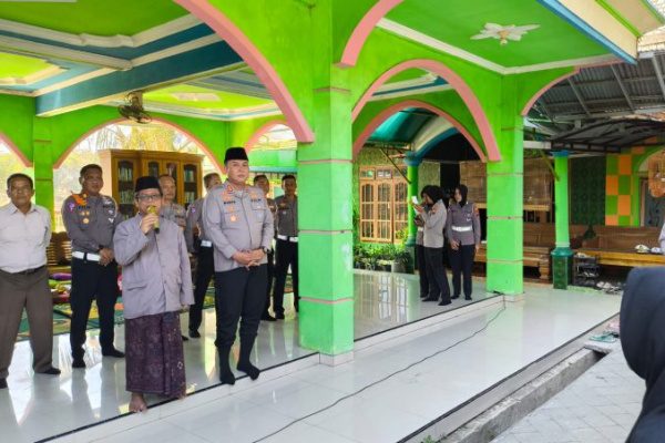 KAPOLRES SAPA WARGA PONPES AL ALIF LEWAT EDUKASI TERTIB LALU LINTAS DAN LAYANAN SIM