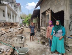 HUJAN DERAS ROBOHKAN PAGAR TUA DINDAGKOP BLORA, DUA RUMAH WARGA RUSAK