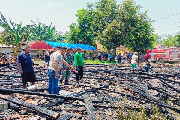 DUA RUMAH TERBAKAR DI DESA SAMBONGANYAR, KERUGIAN DITAKSIR MENCAPAI Rp 120 JUTA