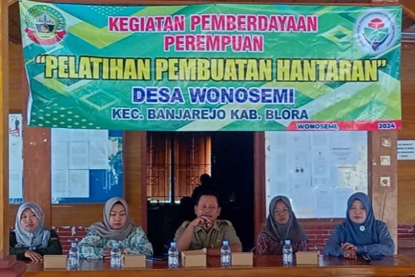 PEMBERDAYAAN PEREMPUAN DESA WONOSEMI MELALUI PELATIHAN PEMBUATAN HANTARAN