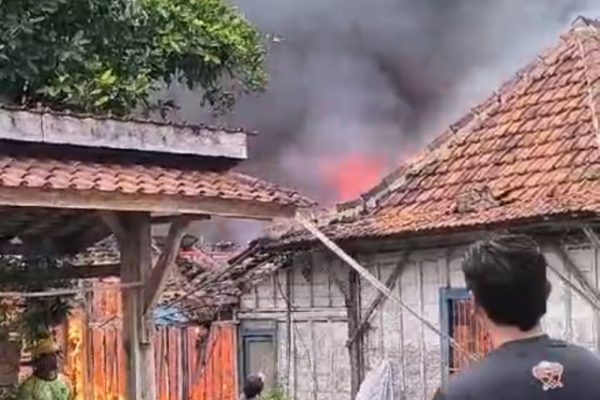 KEBAKARAN DIDUGA AKIBAT KORSLETING LISTRIK, DUA RUMAH DI DESA KEBONREJO TERBAKAR