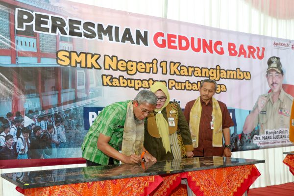 AKHIR PENANTIAN 16 TAHUN, SMKN 1 KARANGJAMBU KINI PUNYA GEDUNG SENDIRI