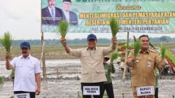 DORONG KETAHANAN PANGAN, MENTERI DAN WAMEN TANAM PADI DI BLORA